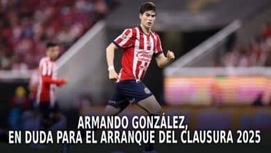 Armando González con la playera de Chivas.