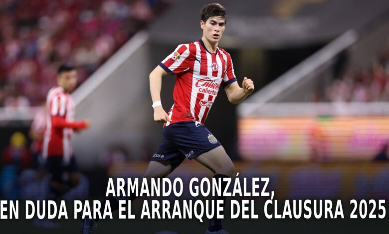 Armando González con la playera de Chivas.