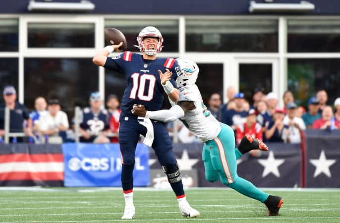 Patriots QB Jones leaves with leg injury after 3rd pick