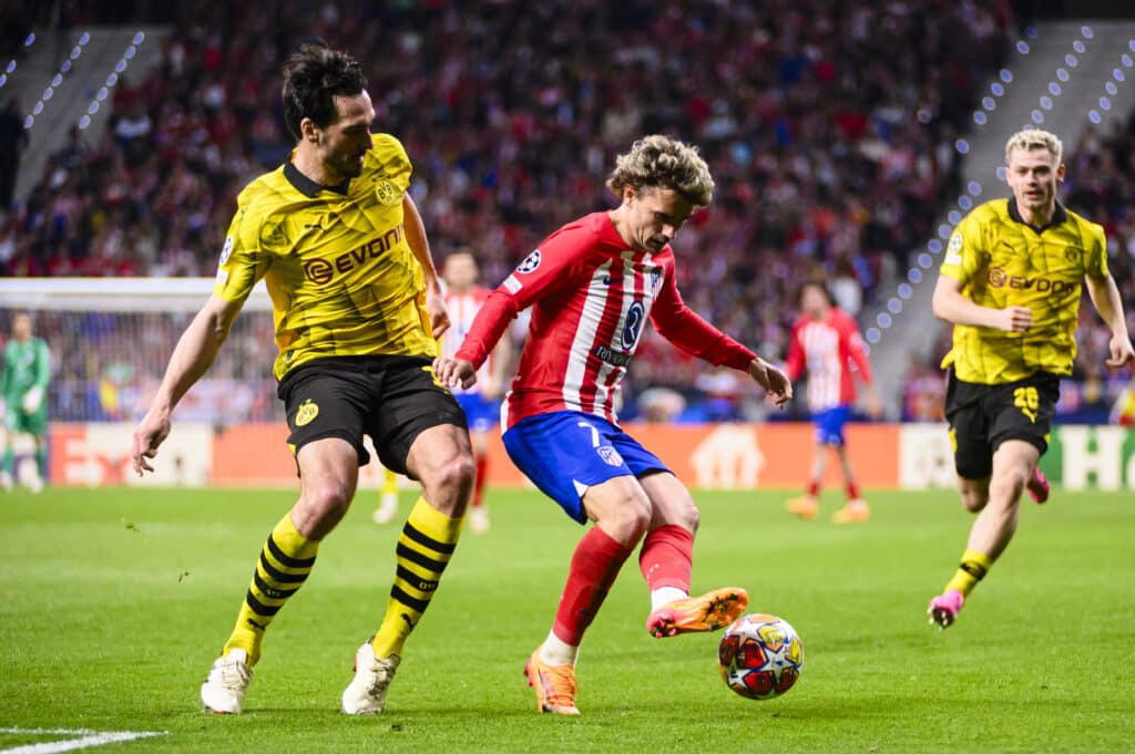 Mats Hummels in action against Atletico Madrid, shielding Antoine Griezmann.