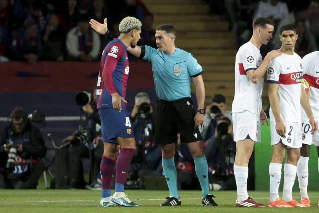 onald Araujo of Barcelona is sent off with a red card by referee Istvan Kovacs of Romania during the UEFA Champions League quarter-final second leg match between FC Barcelona (Barca) and Paris Saint-Germain (PSG) at Estadi Olimpic Lluis Companys on April 16, 2024 in Barcelona, Spain.