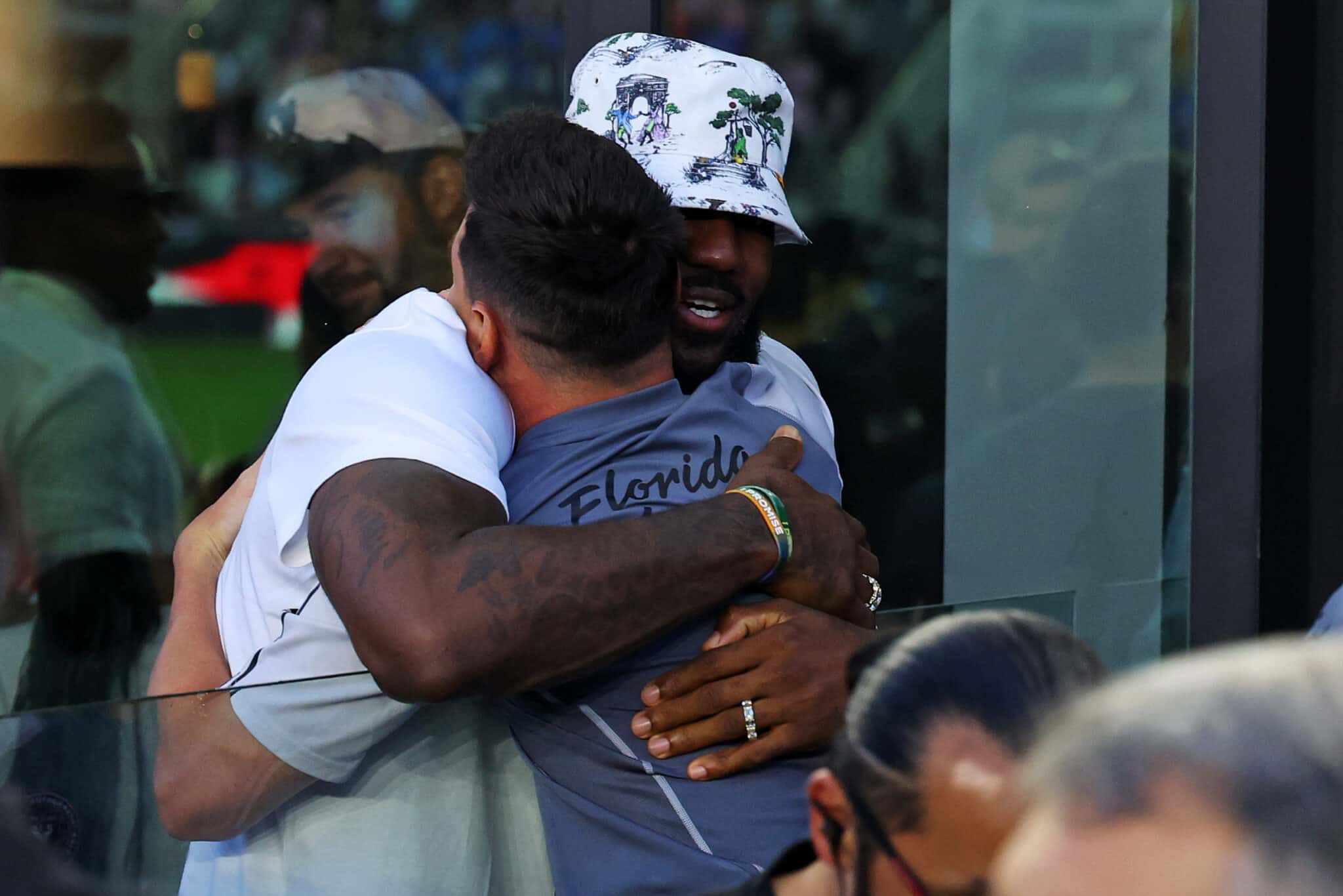 Football x NBA crossover, Messi and LeBron hug