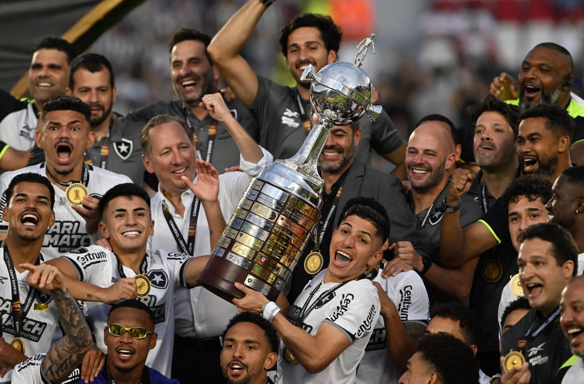 Botafogo celebrate after winning the Copa Libertadores final