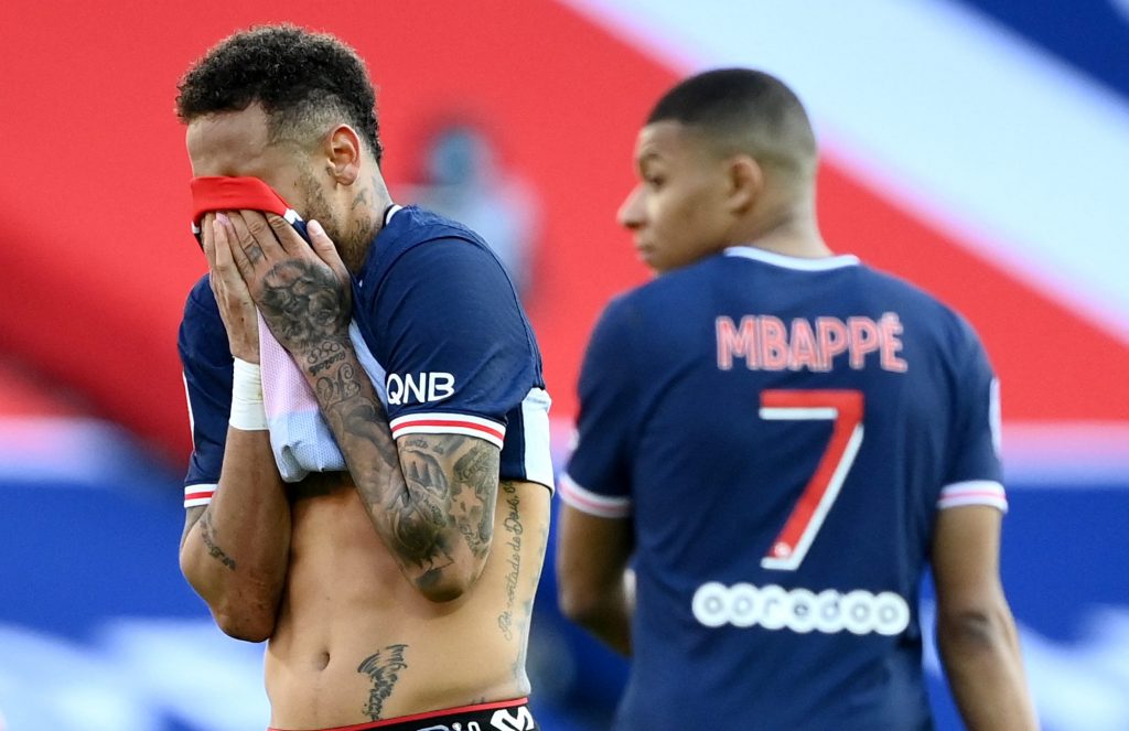 Neymar e Mbappé brigaram dentro de campo
