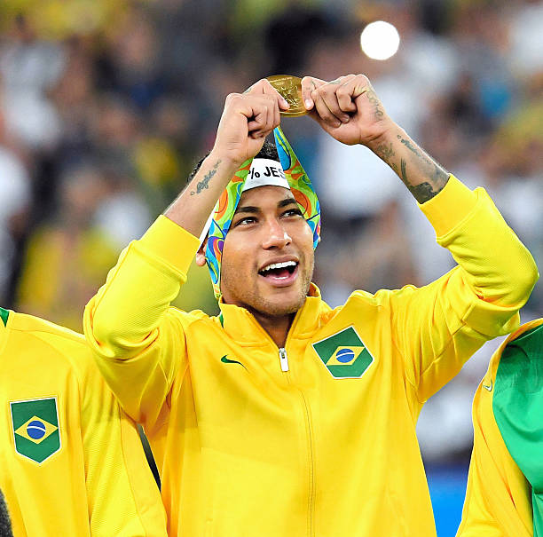 Neymar com medalha de ouro olimpica