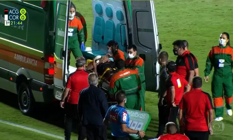 Jogador de futebol americano deixa estádio de ambulância após