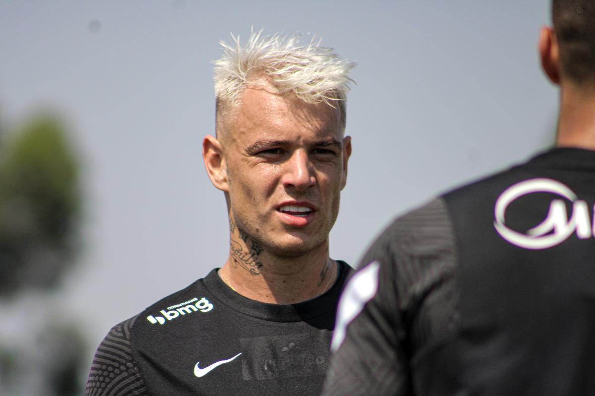 Novo corte de cabelo de Róger Guedes viraliza nas redes sociais