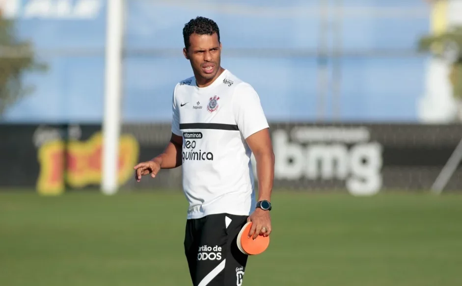 Bruno Méndez é titular em vitória do Uruguai e será desfalque para o  Corinthians em clássico