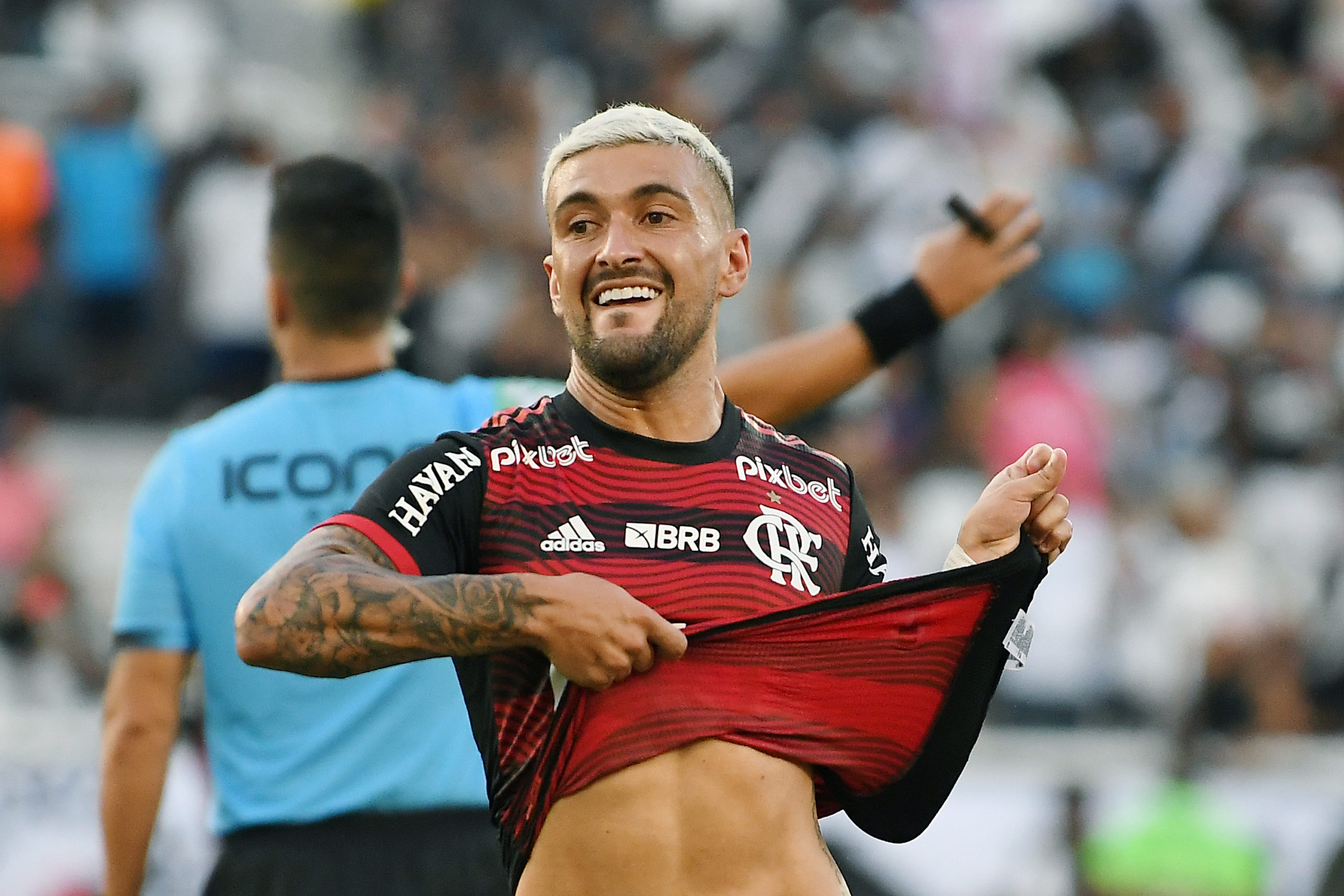 Flamengo freta avião para ter Arrascaeta e Isla em clássico • DOL