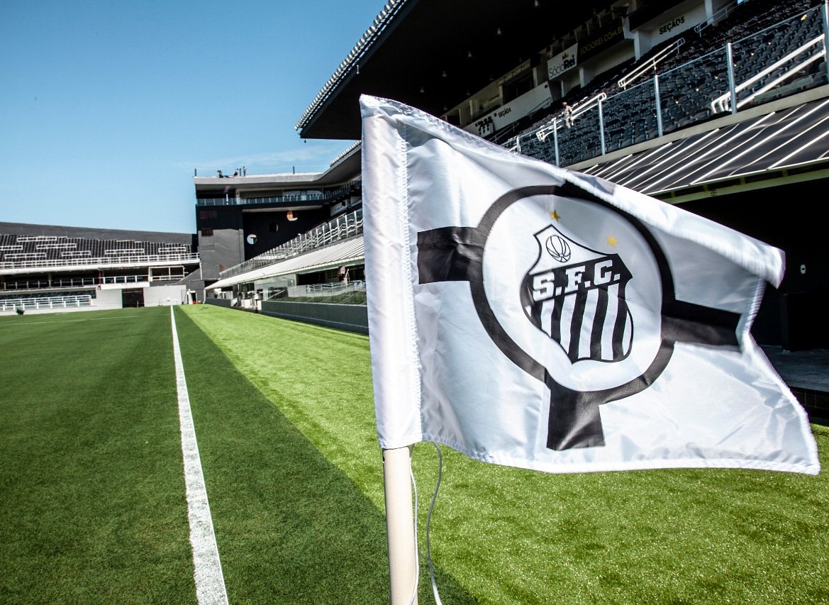 Santos divulga camisa com novo escudo com homenagem a Pelé