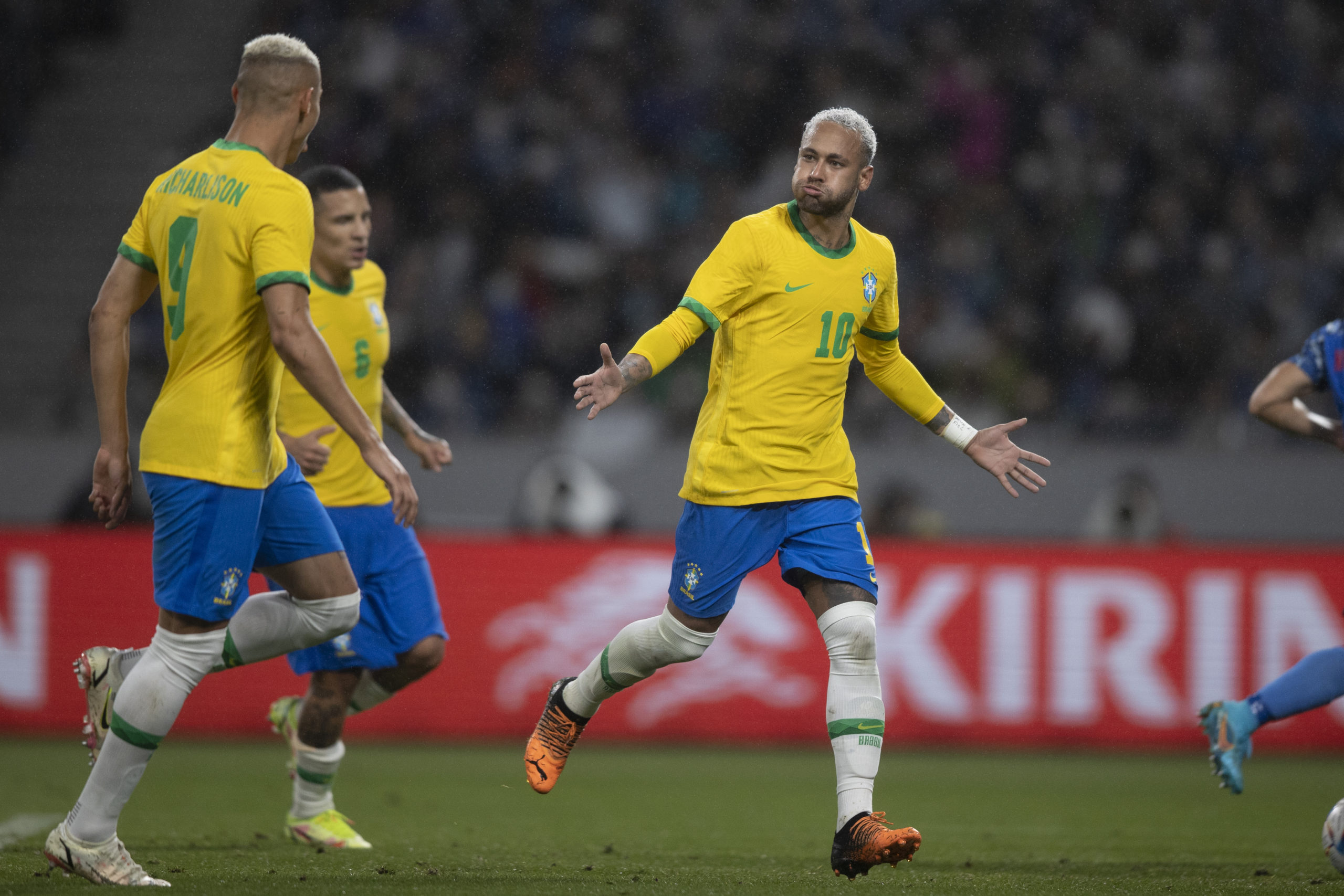 Neymar está a um gol de igualar marca de Pelé com a camisa do