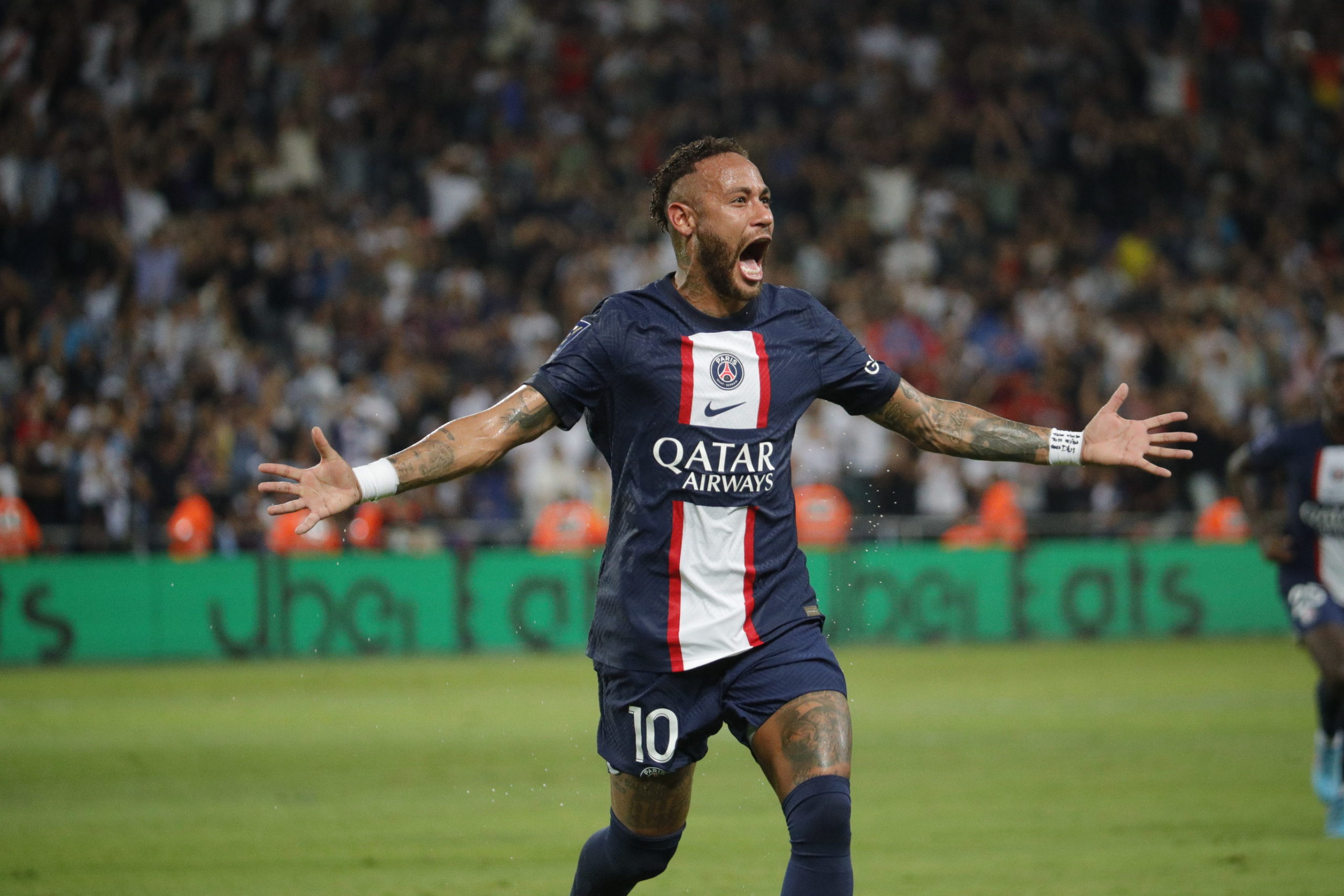 Neymar quase marca golaço em cobrança de falta