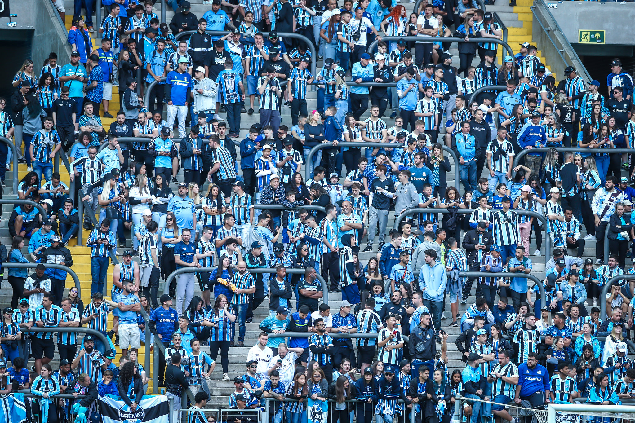 Grêmio é punido com três jogos sem mando por confusão entre torcedores