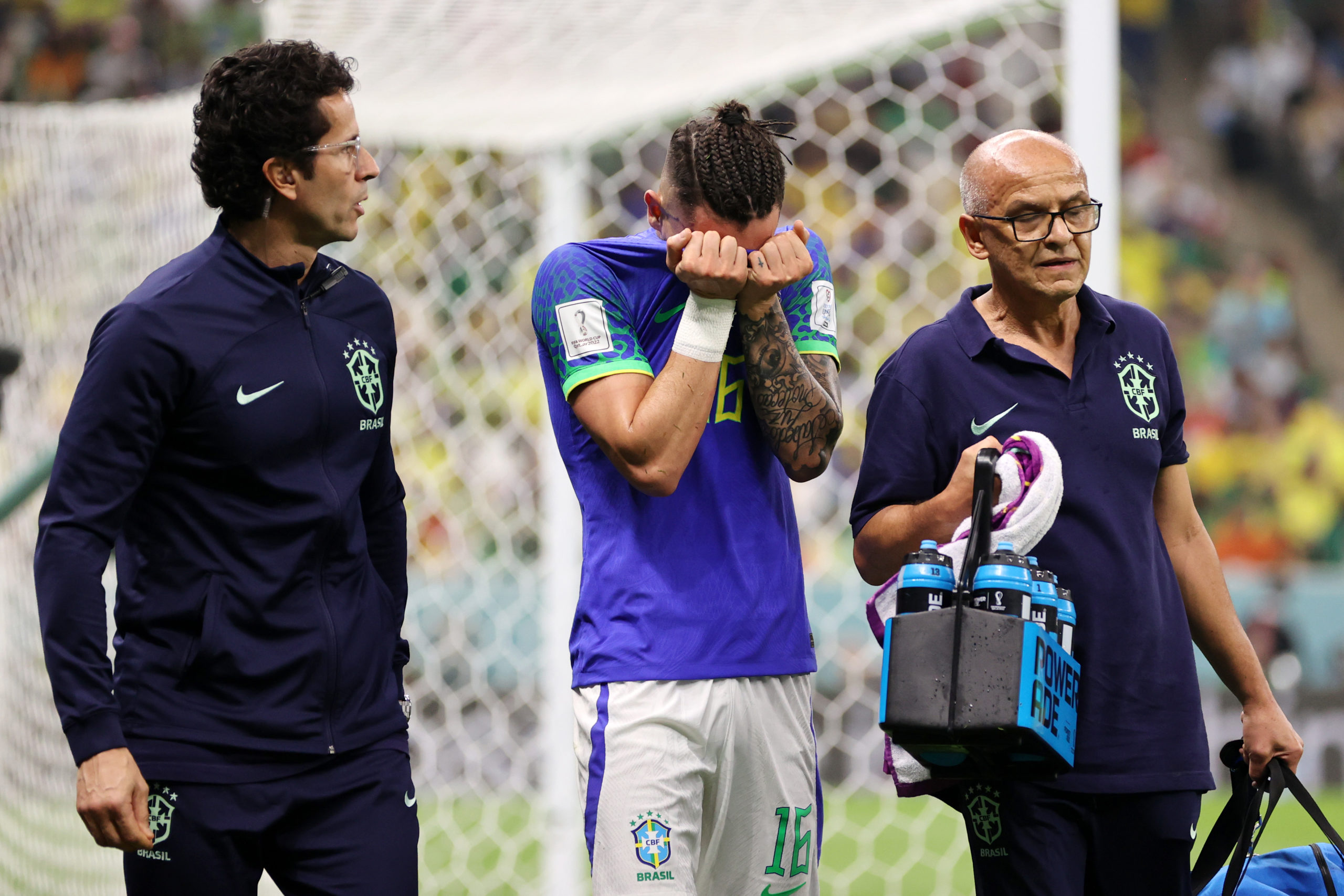 Alex Telles sai chorando de Brasil x Camarões após choque com adversário, seleção brasileira