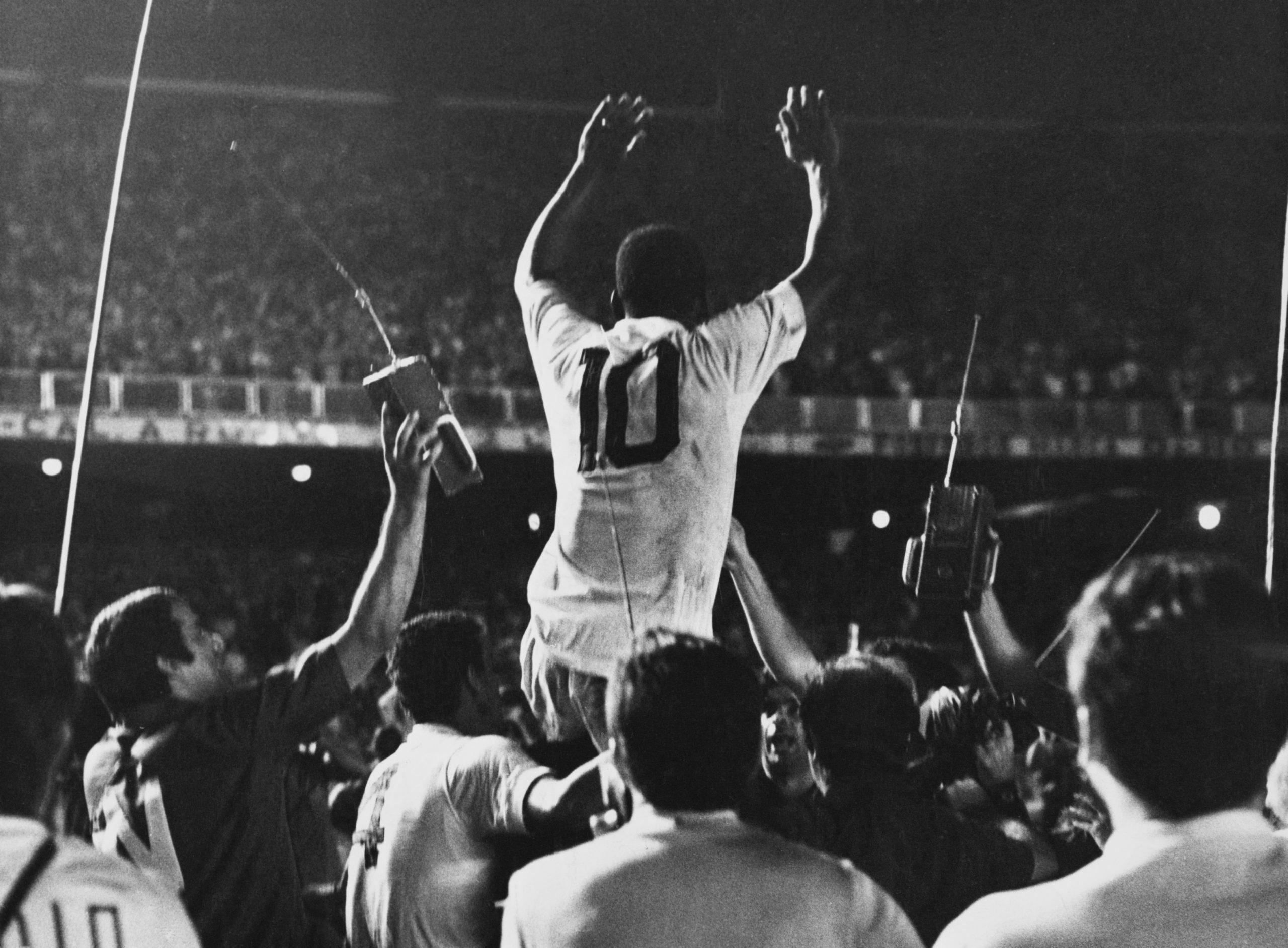 Recorde de gols do Rei Pelé em jogo do Santos é eternizado em