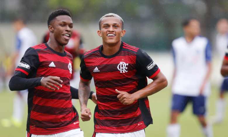 Barcelona negocia com o Flamengo pelo empréstimo do lateral direito Wesley  - Gazeta Esportiva