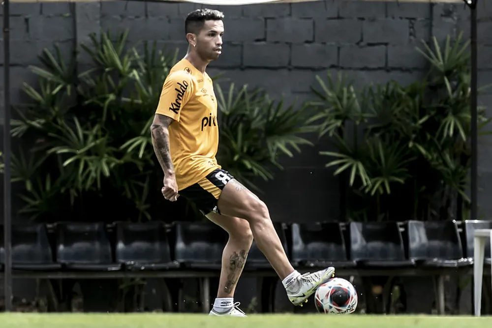 Carabajal em treino pelo Santos