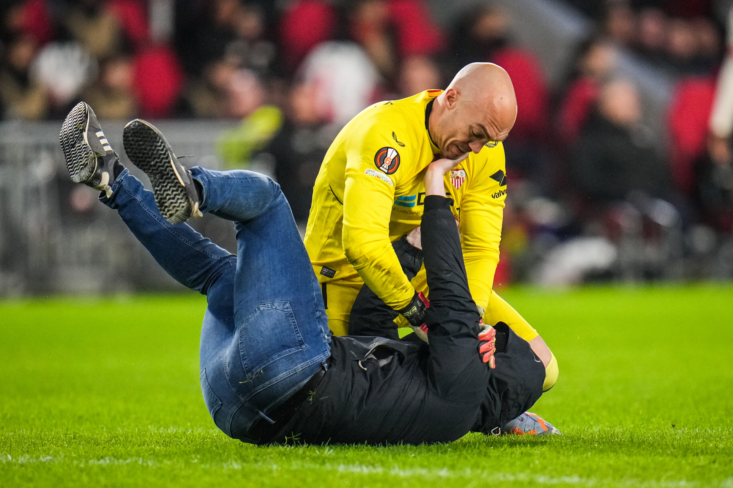 poki futebol Goleiro do Sevilla é agredido por torcedor durante