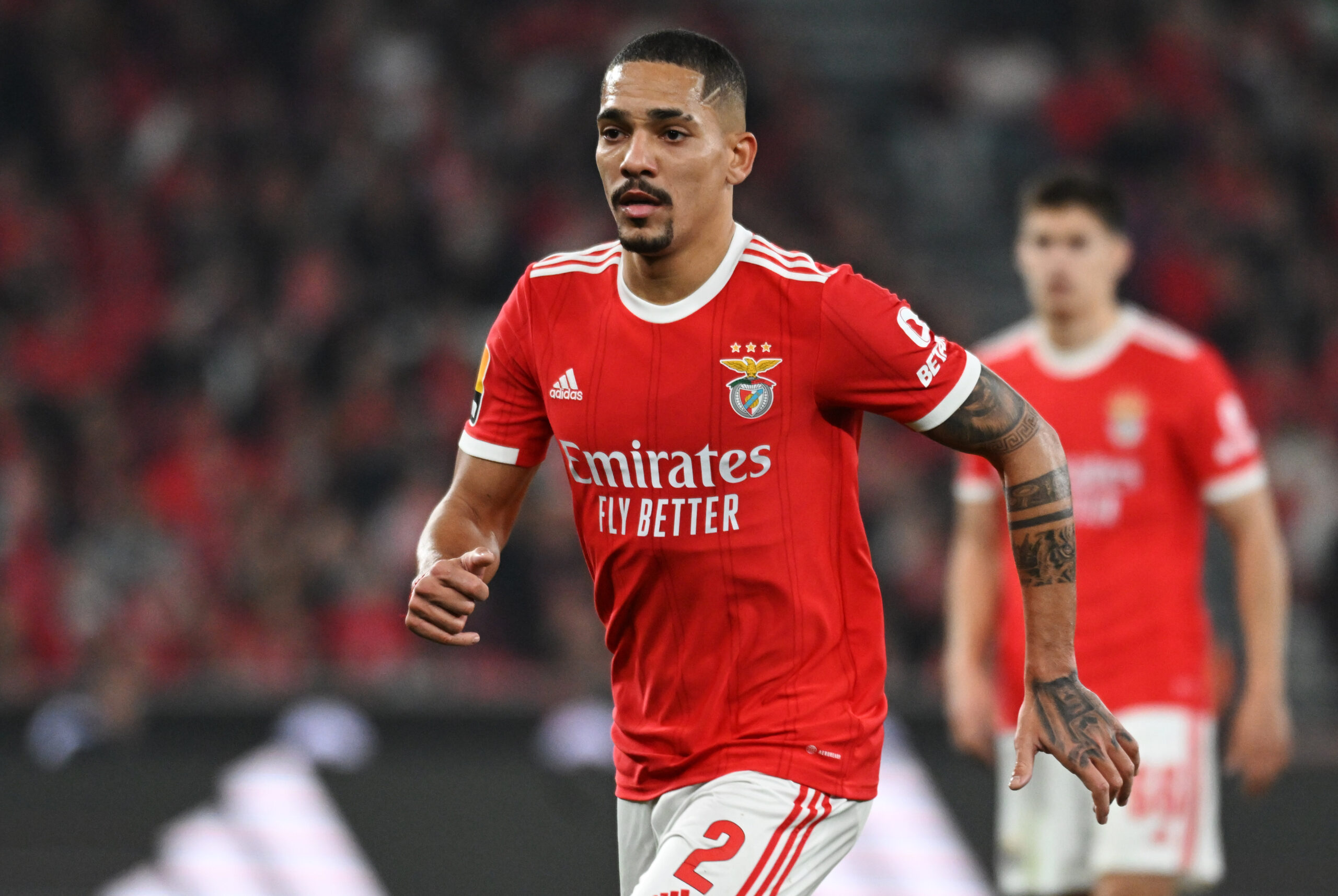 Gilberto comemora marca de 50 jogos com camisa do Benfica - Lance!