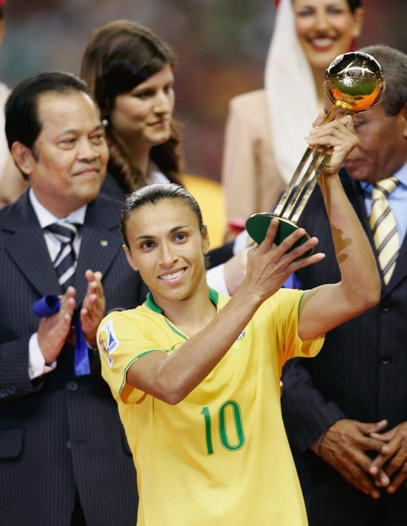 Marta com o prêmio de ouro da Adidas