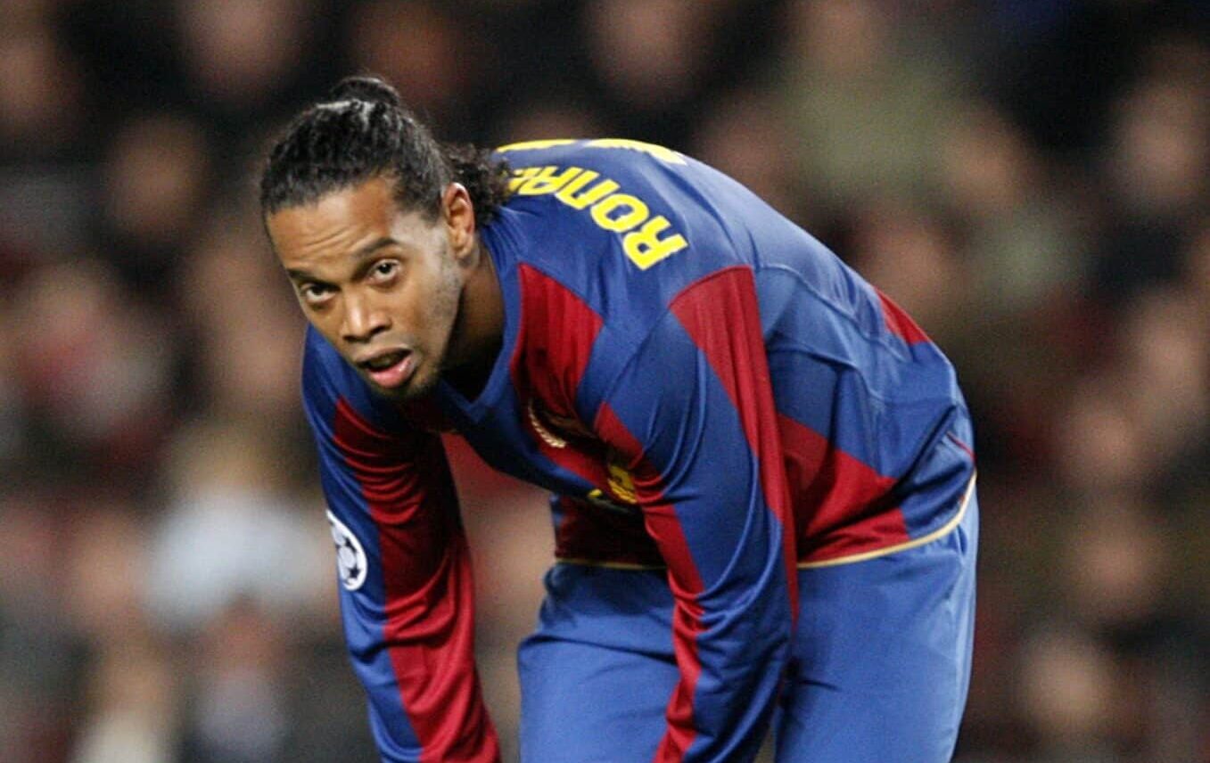 Ronaldinho Gaúcho, o Bruxo, com a camisa do Barcelona