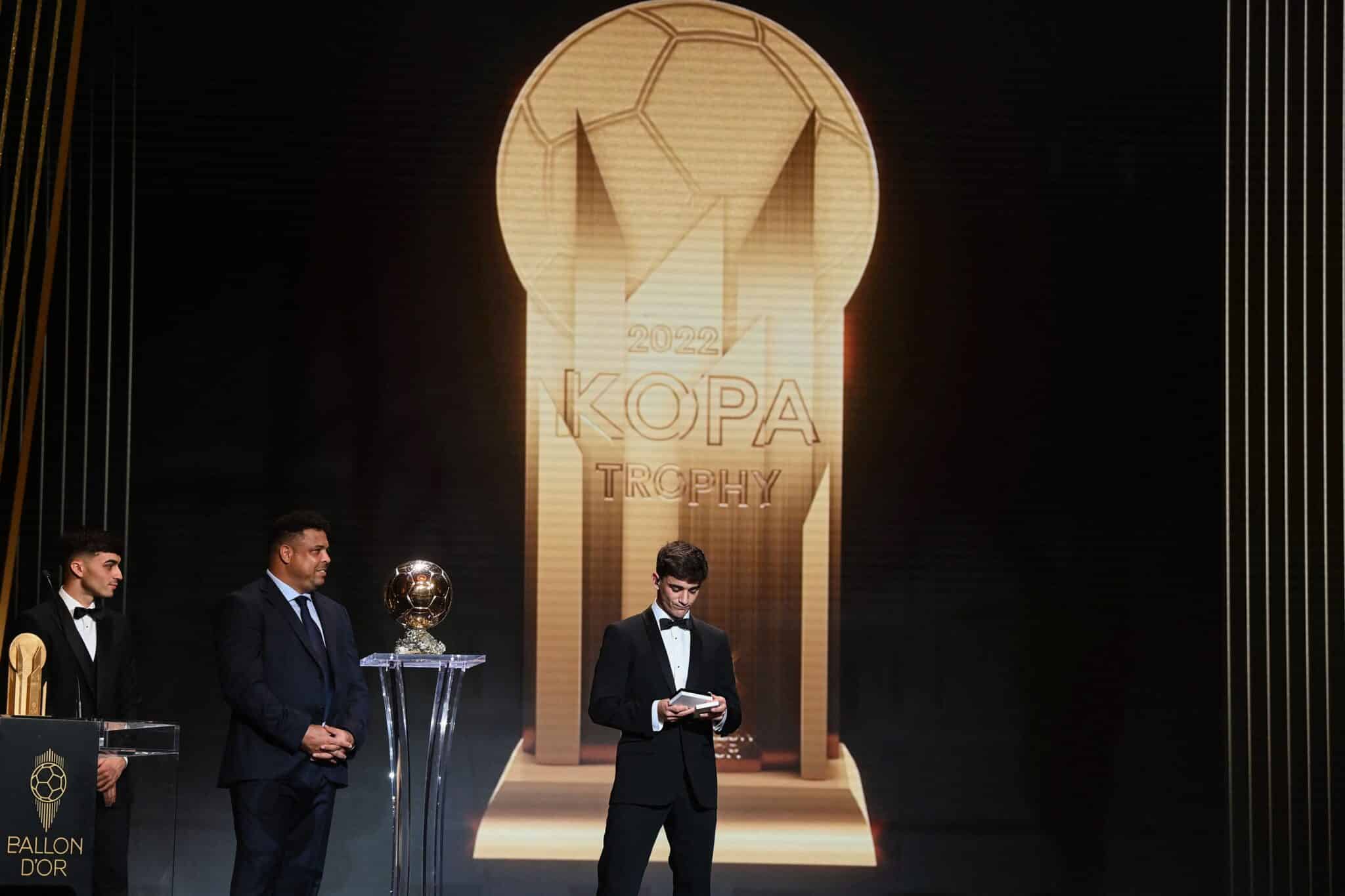 Bola de Ouro 2022: Gavi ganha o Troféu Kopa de melhor jovem, futebol  internacional