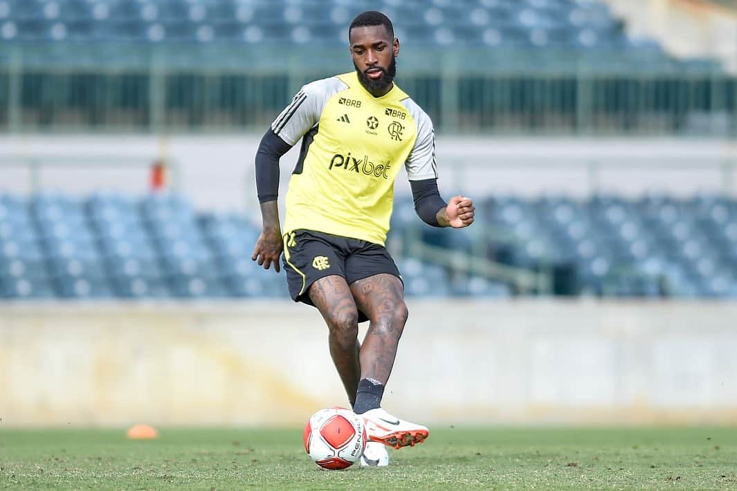 Gerson em treino pelo Flamengo