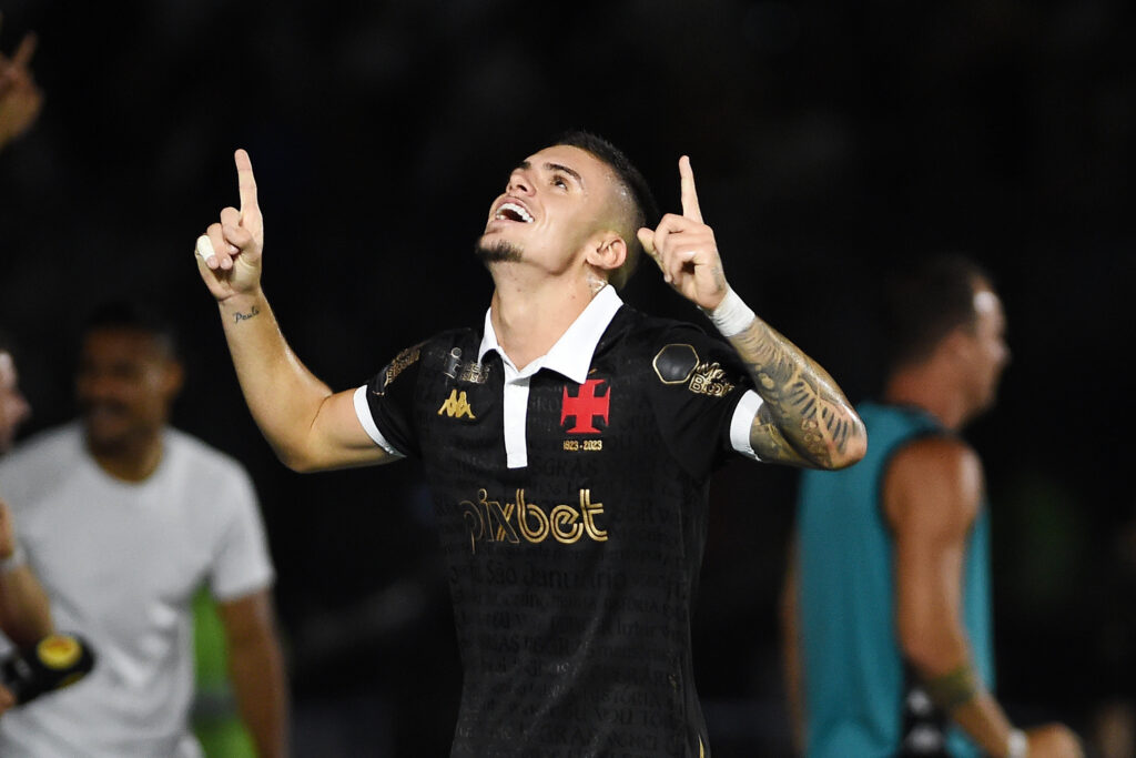 Gabriel Pec com a camisa do Vasco