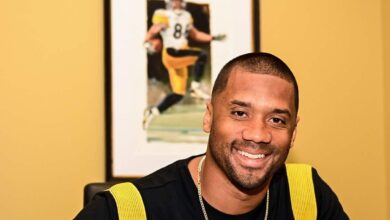 Russell Wilson assina com o Steelers