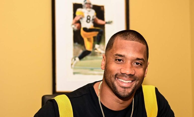 Russell Wilson assina com o Steelers