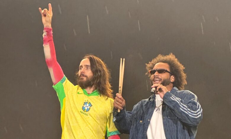 Marcelo no palco do Lollapalooza com Jared Leto