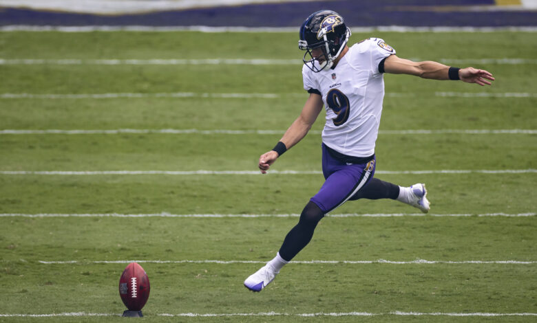 Justin Tucker kickoff em jogo da NFL