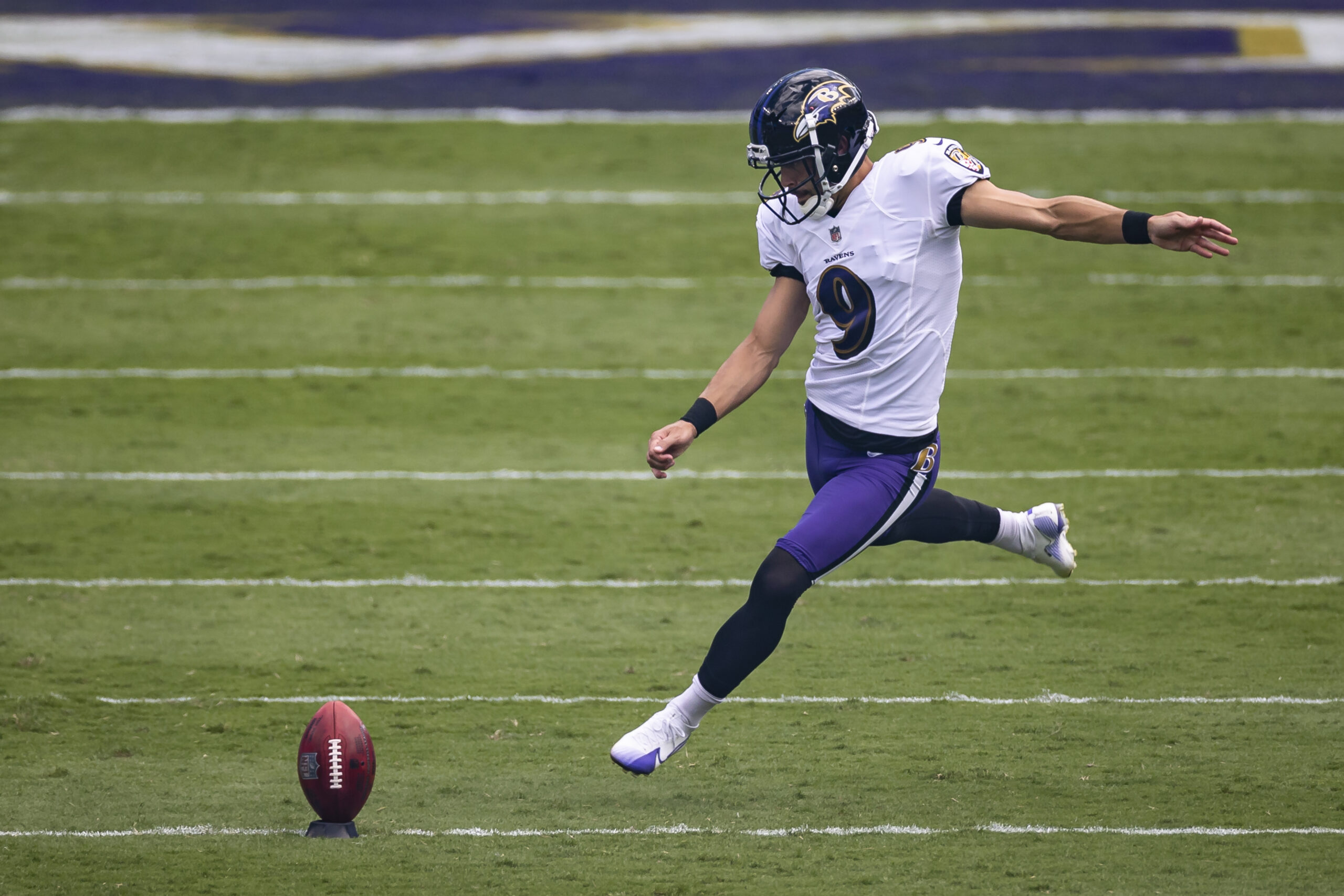 Justin Tucker kickoff em jogo da NFL