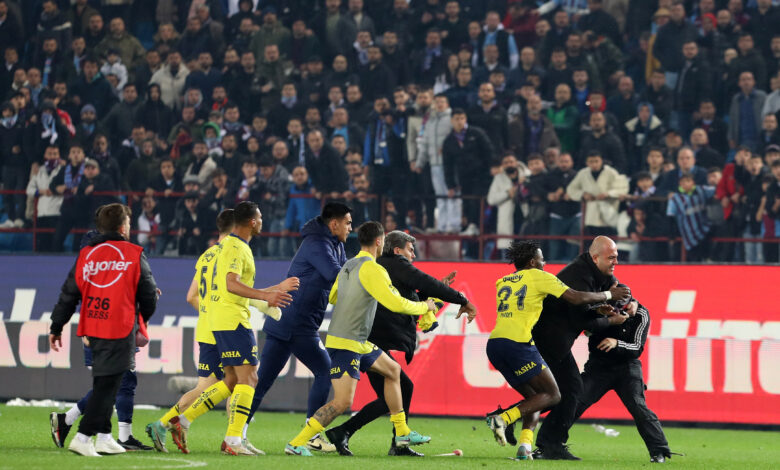 Torcedores e jogadores brigando em jogo do Fenerbahce