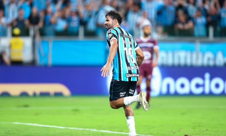 Diego Costa comemora gol pelo Grêmio