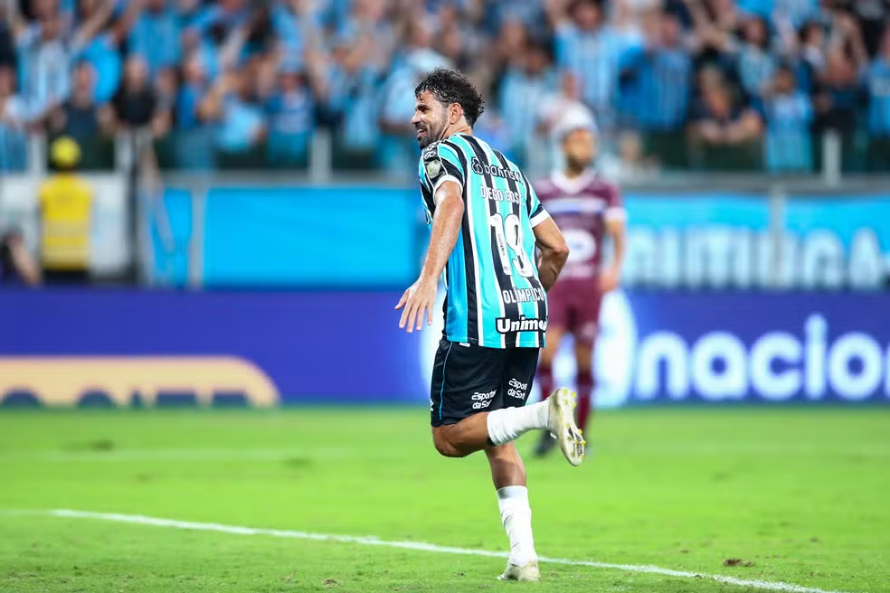Diego Costa comemora gol pelo Grêmio