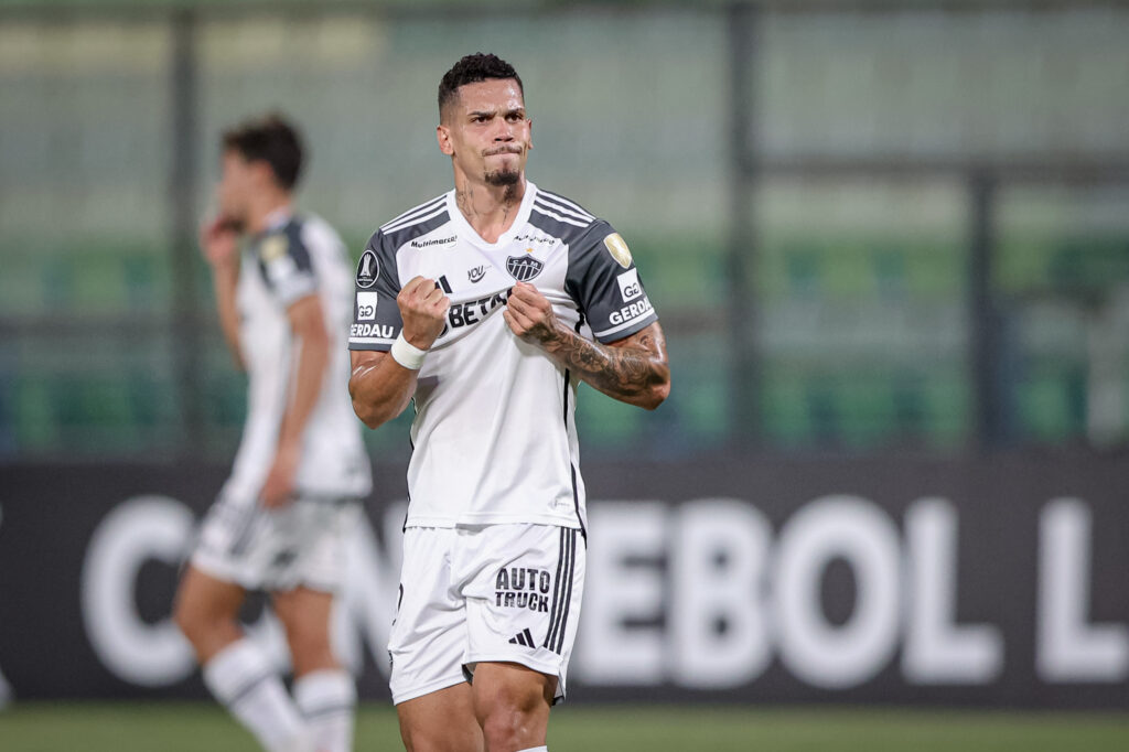 Paulinho comemorando gol no Atlético-Mg