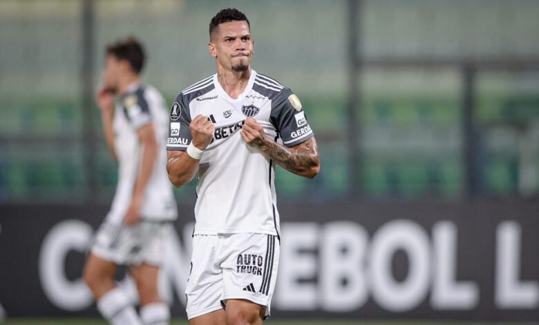 Paulinho comemorando gol no Atlético-Mg