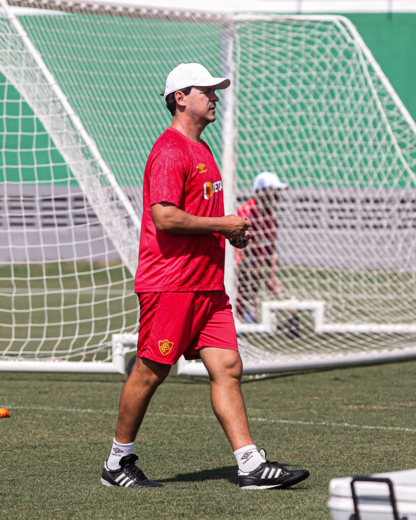 Fernando Diniz comandando treinamento do Fluminense
