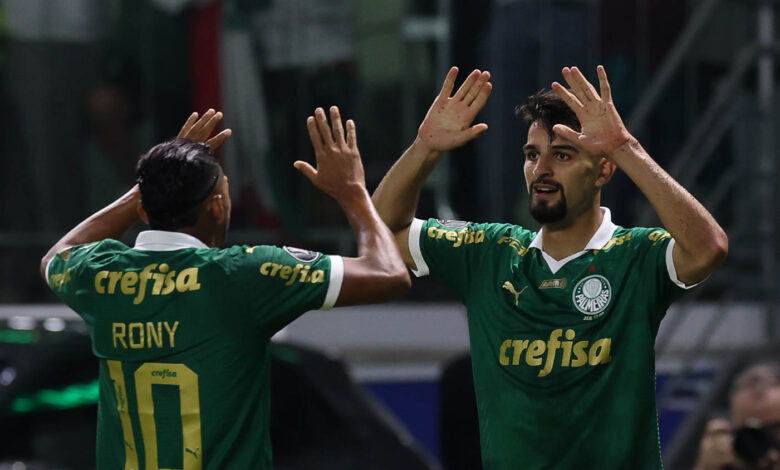 Flaco Lopez e Rony comemorando gol do Palmeiras