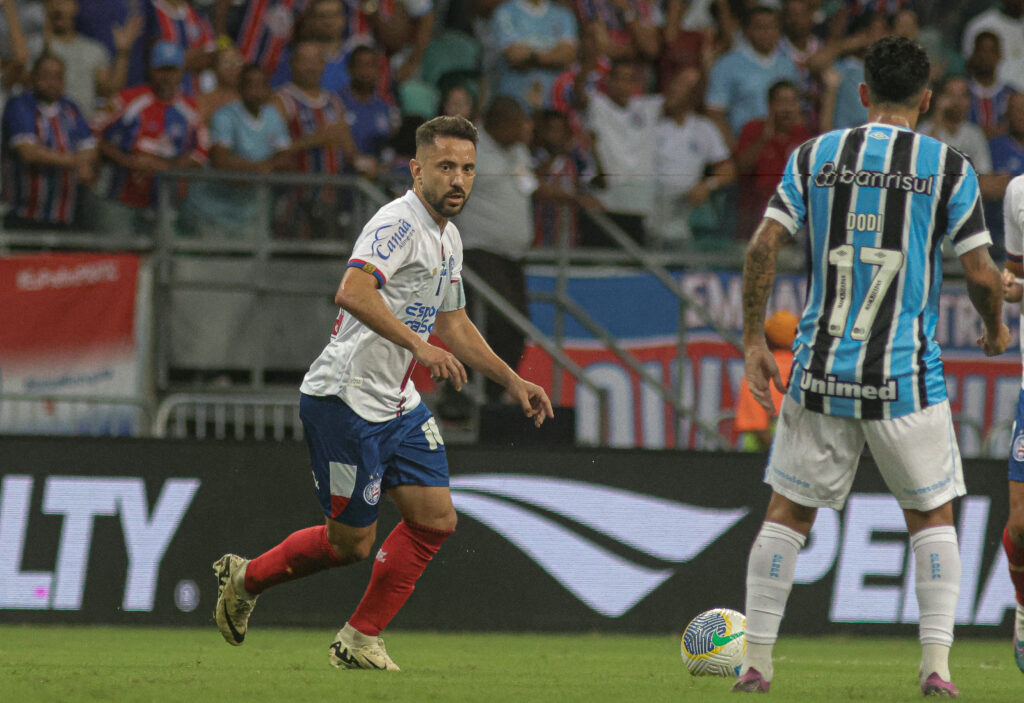 Everton Ribeiro em jogo do Bahia contra o Grêmio