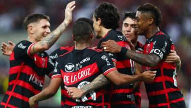 Jogadores do Flamengo comemorando gol