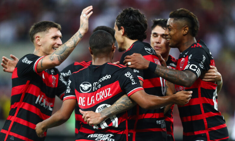 Jogadores do Flamengo comemorando gol