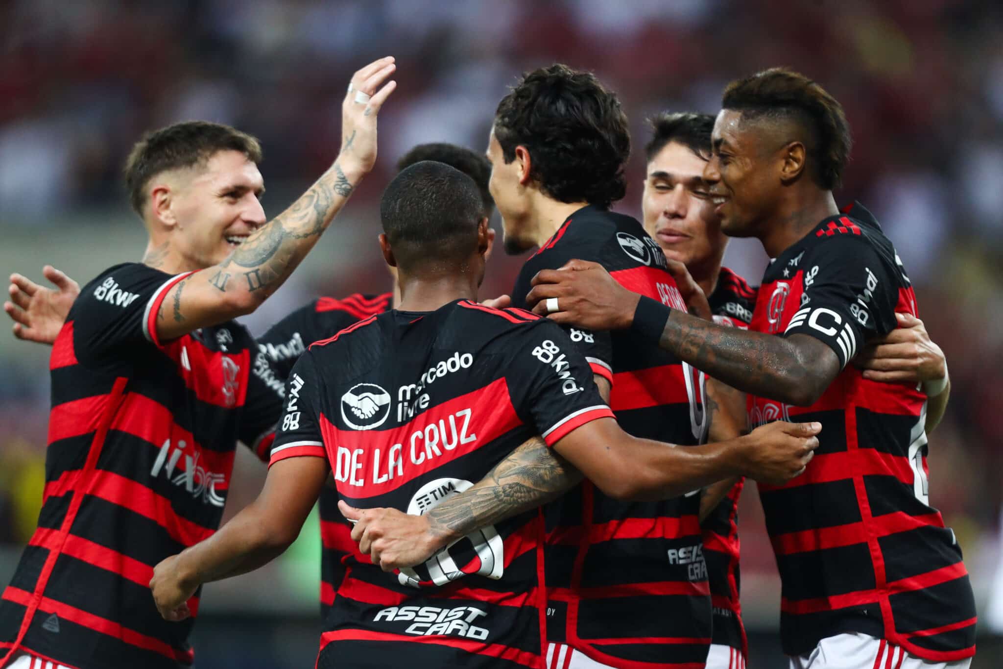 Jogadores do Flamengo comemorando gol