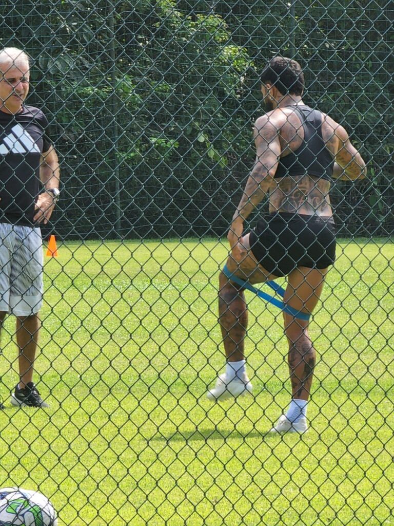 Gabigol treinando em sua casa
