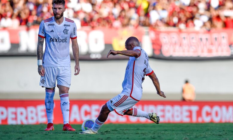 De La Cruz em cobrança de falta pelo Flamengo