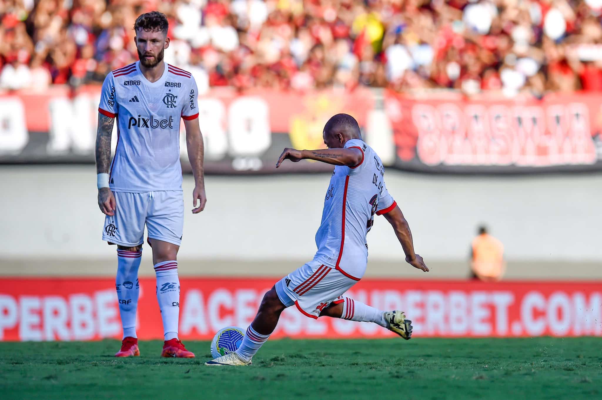 De La Cruz em cobrança de falta pelo Flamengo