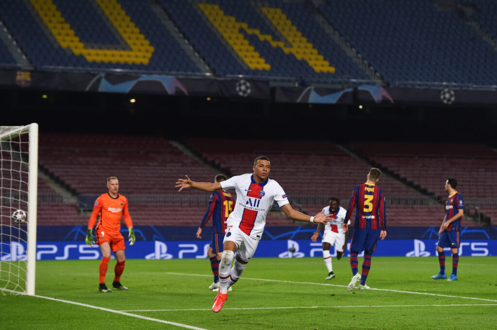 Mbappe celebrando gol em jogo contra o Barcelona no Camp Nou