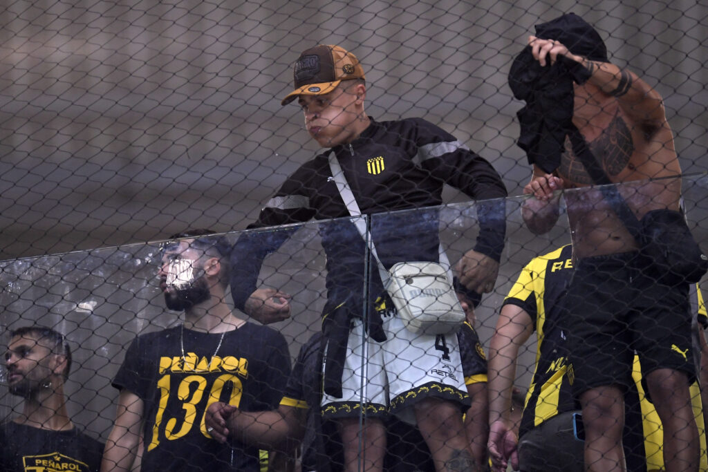 Torcedor do Peñarol fazendo gesto racista contra o Atlético-MG