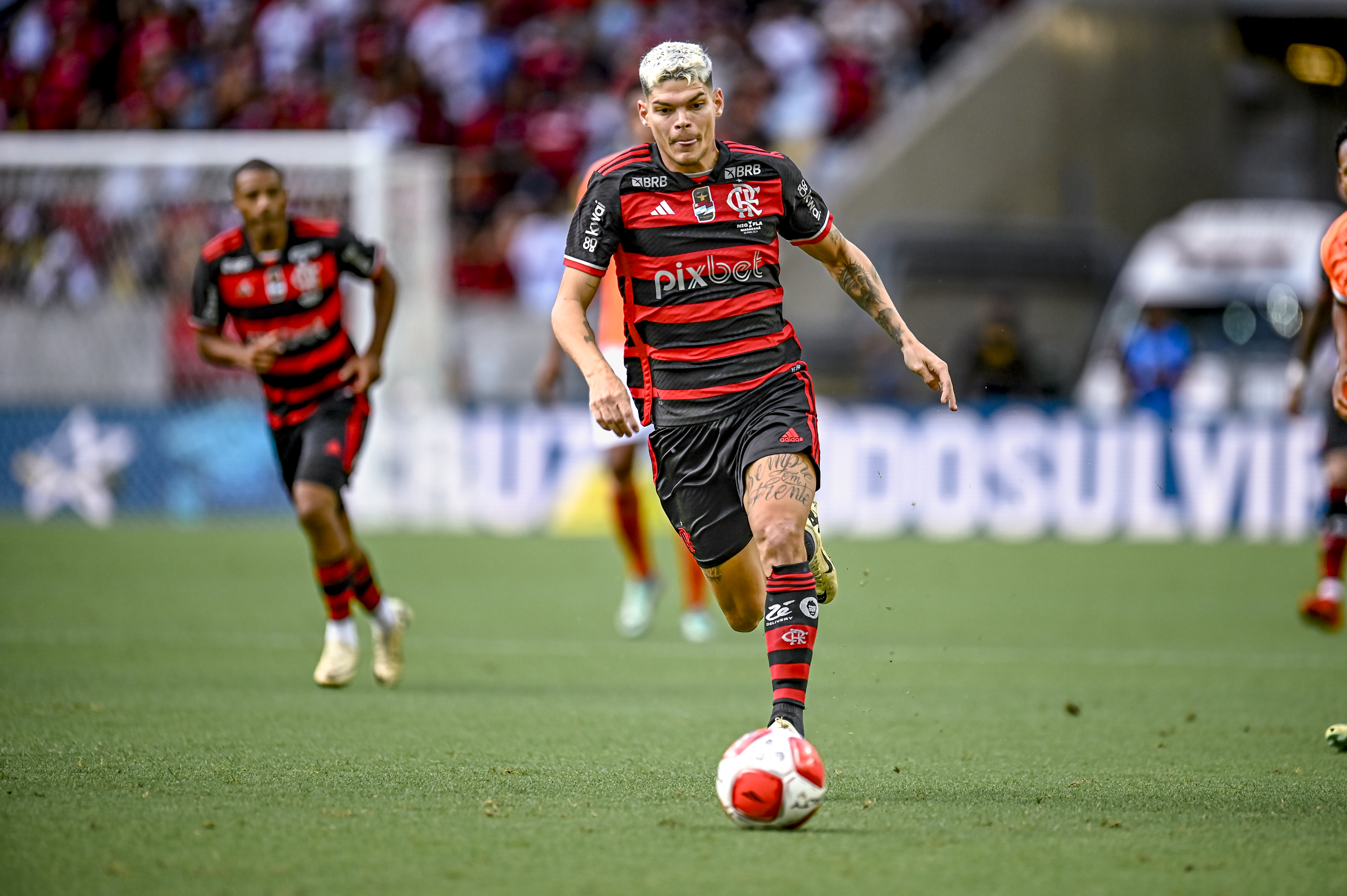 Ayrton Lucas jogando pelo Flamengo
